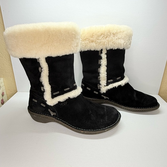 UGG AUSTRALIA BLACK SHEEPSKIN - Picture 1 of 10